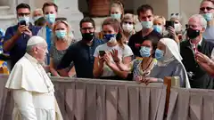 Papa Francisco Sin mascarilla, pero distanciamiento social