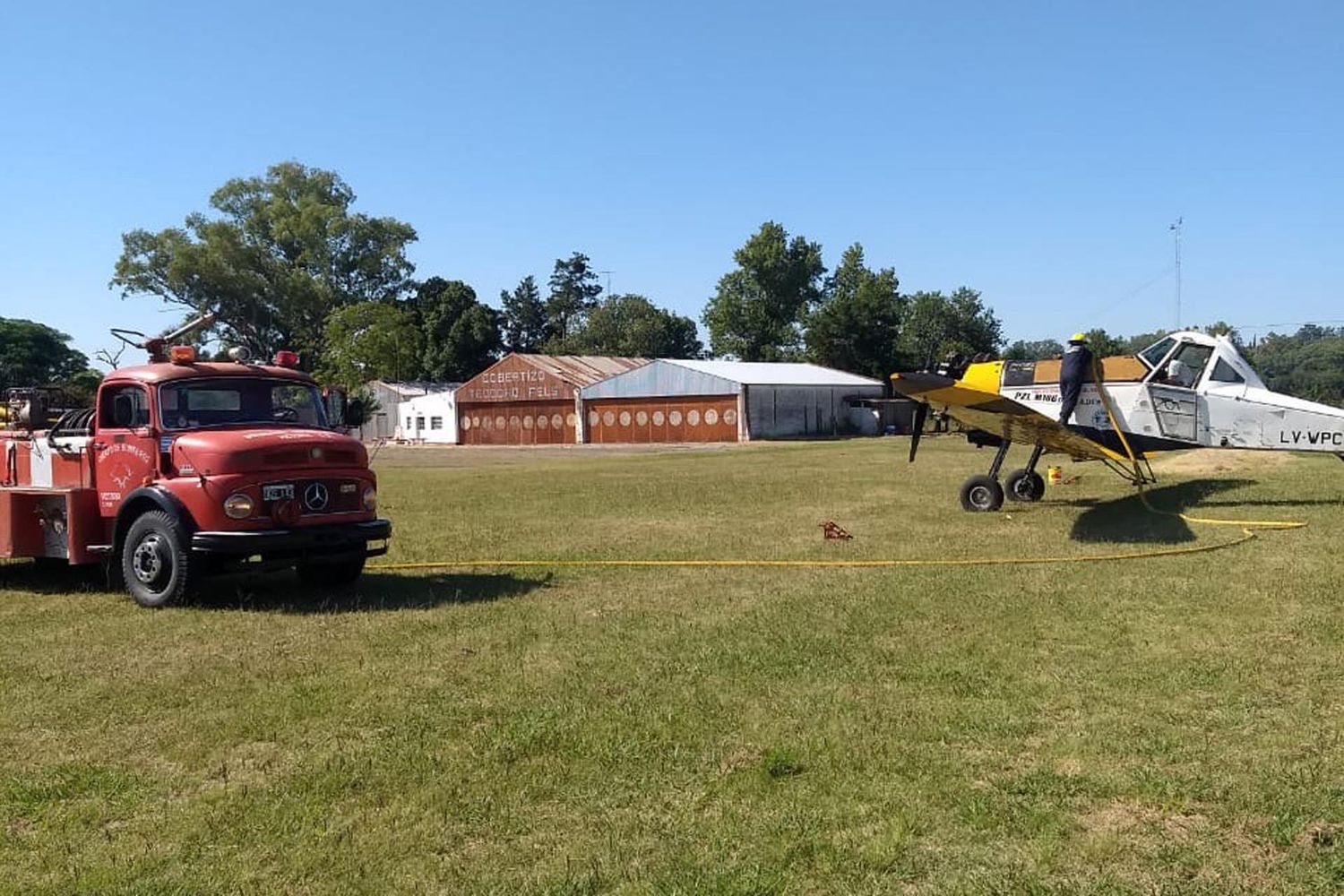 Un avión hidrante está operando en la zona de islas para combatir los incendios