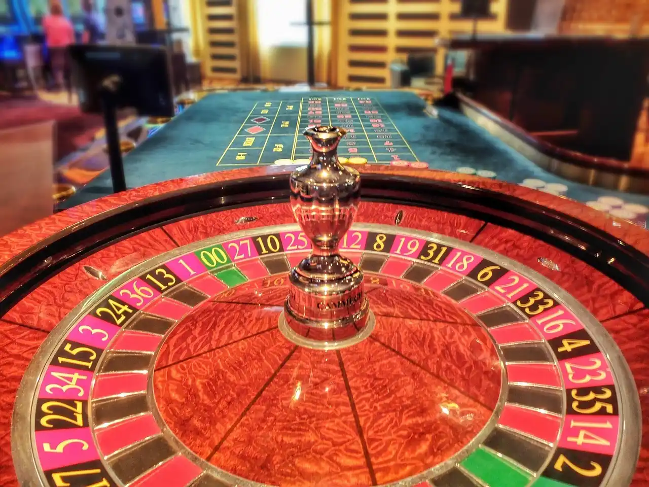 Ruleta de mesa regular vs. Ruleta con crupier en vivo