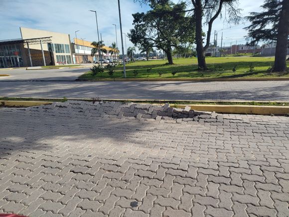 El adoquinado de Alfa en la nueva Terminal duró poco: ya se levantó