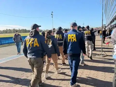 La Policía Federal allanó en autódromo de La Plata en plena disputa de la fecha del TC Pick Up y Mouras. Foto:DA