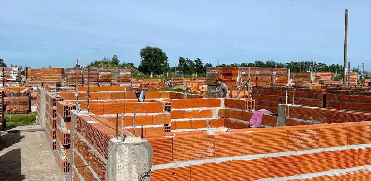 Sigue la construcción de 66 viviendas en Lobería