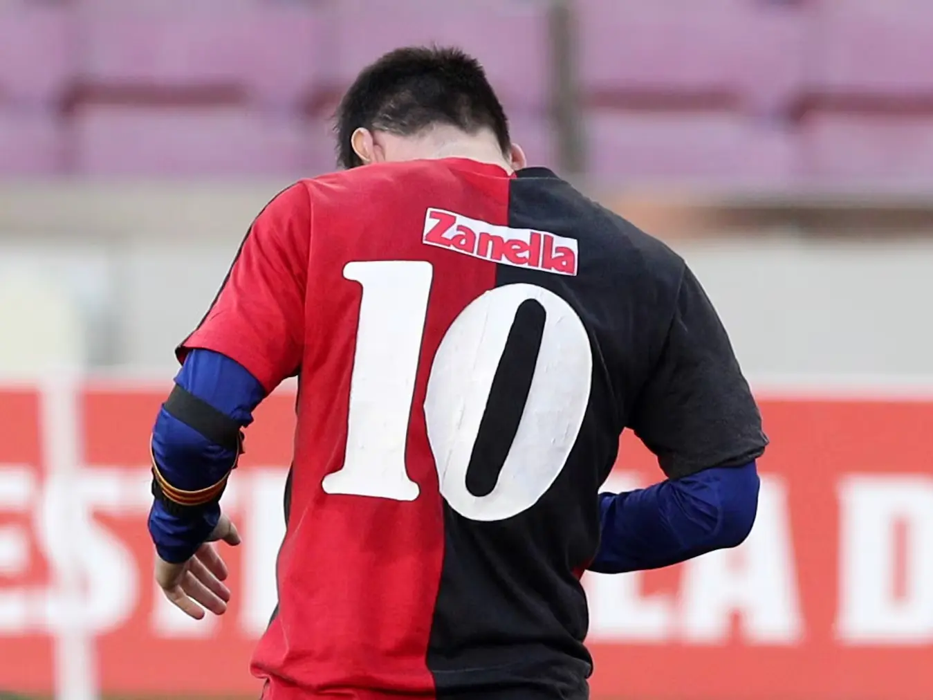 La Pulga homenajeó a Maradona cuando jugaba en el Barcelona. Fue el 29 de noviembre de 2020. Foto: Reuter