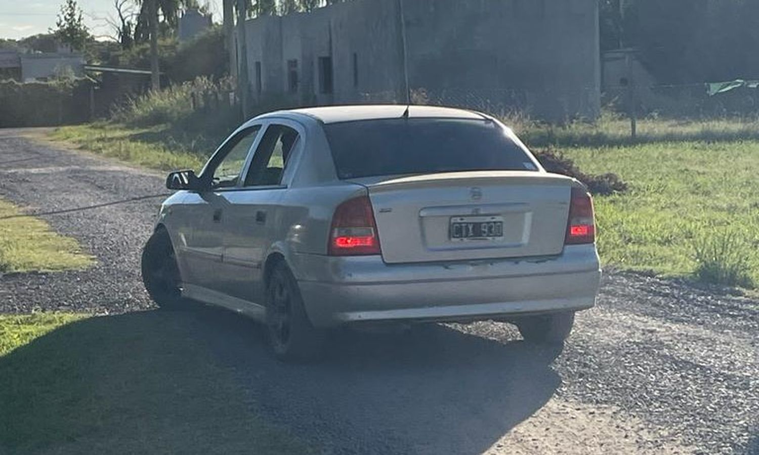 Se quedó dentro del auto por caballos al trote en el barrio