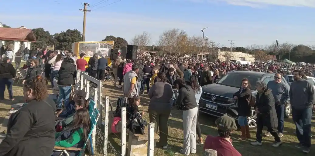 Una multitud llega de diferentes lugares cercanos-