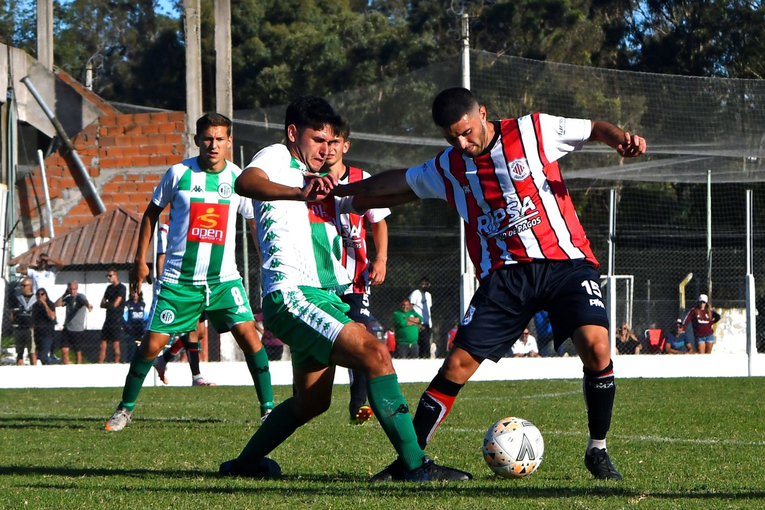 El campeón empezó derecho la defensa del título