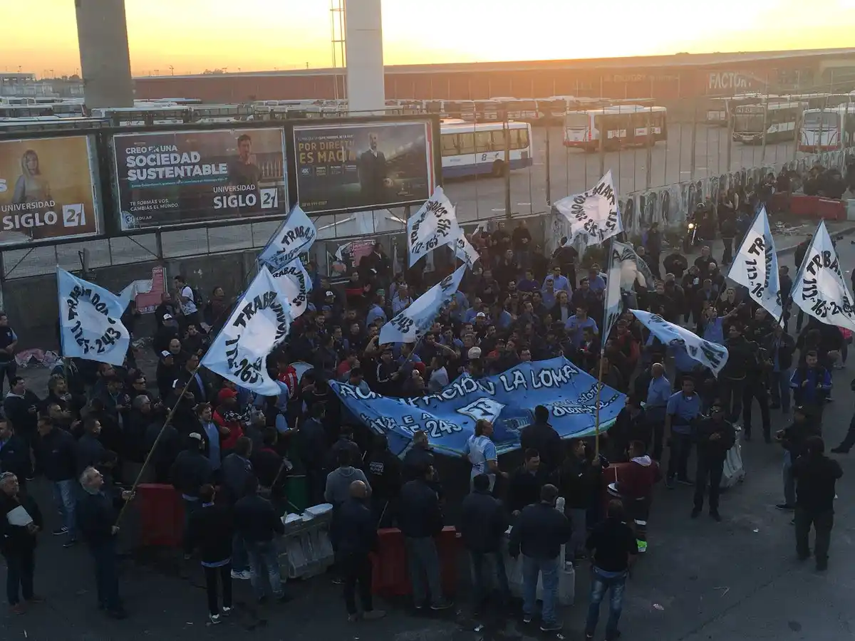 Colectiveros cortaron Puente La Noria y un automovilista los amenazó con un arma 