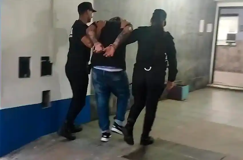Atrapan a dos cuidacoches: uno agredió a una mujer y el otro quiso defenderlo