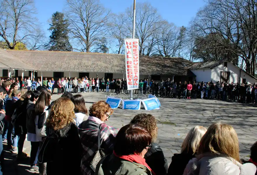 En defensa de la educación pública, se realizó un abrazo simbólico a la Escuela Sábato