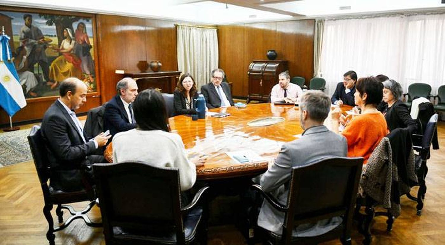 Reunión del gabinete económico en el MECON