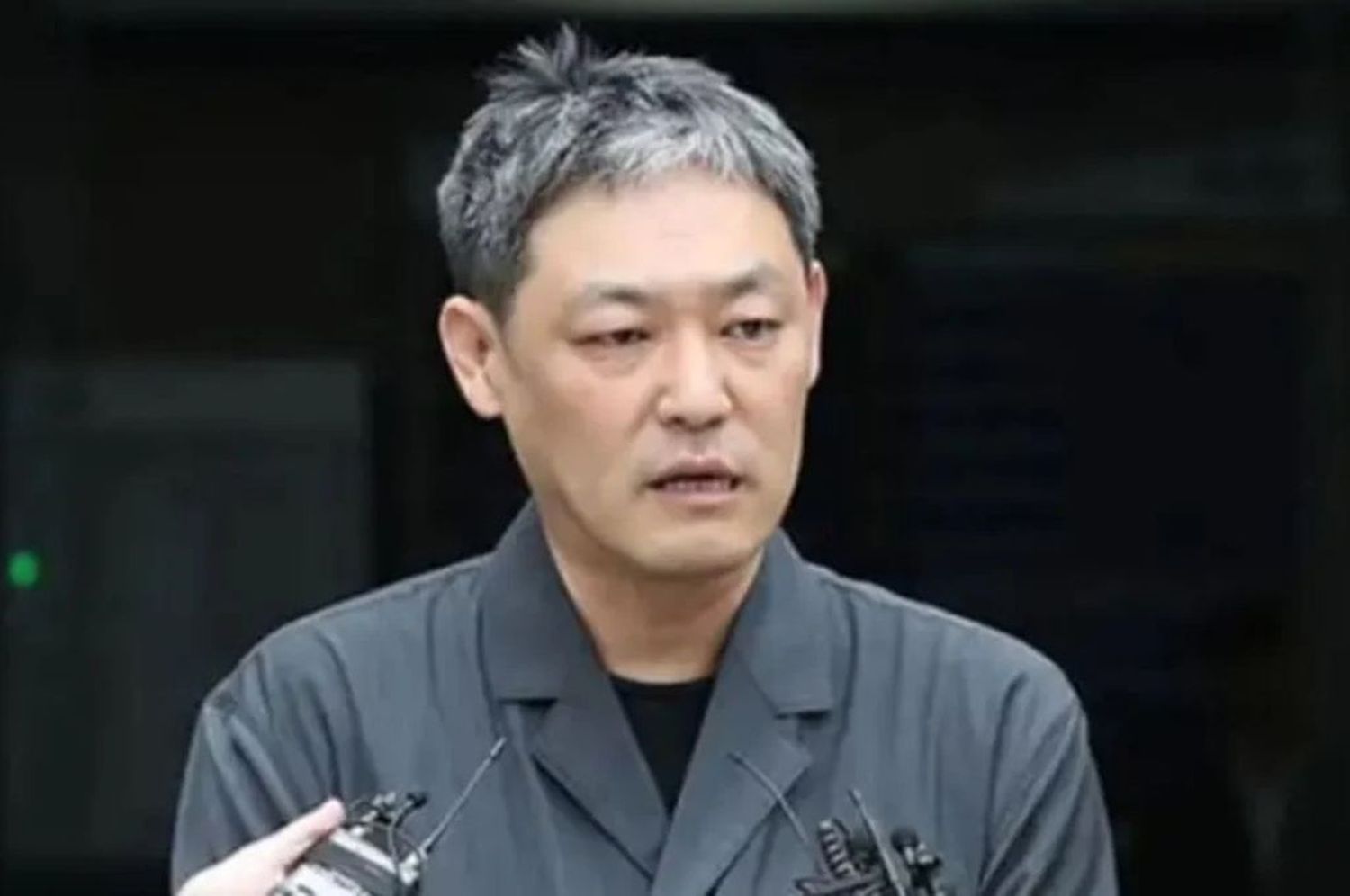 El Tribunal de Distrito de Busan lo había juzgado culpable del incidente ocurrido en un restaurante en julio de 2019. Fue condenado a 8 años de prisión y a una pena suspendida de 2 años.