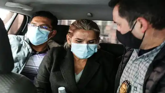 Expresidenta de Bolivia habría intentado quitarse la vida: el gobierno asegura que solo «fueron rasguños»