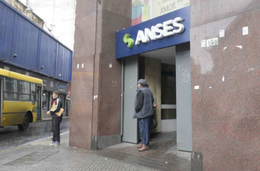 Pánico en la sede céntrica de Ansés por un hombre que sacó un cuchillo y tomó a un rehén