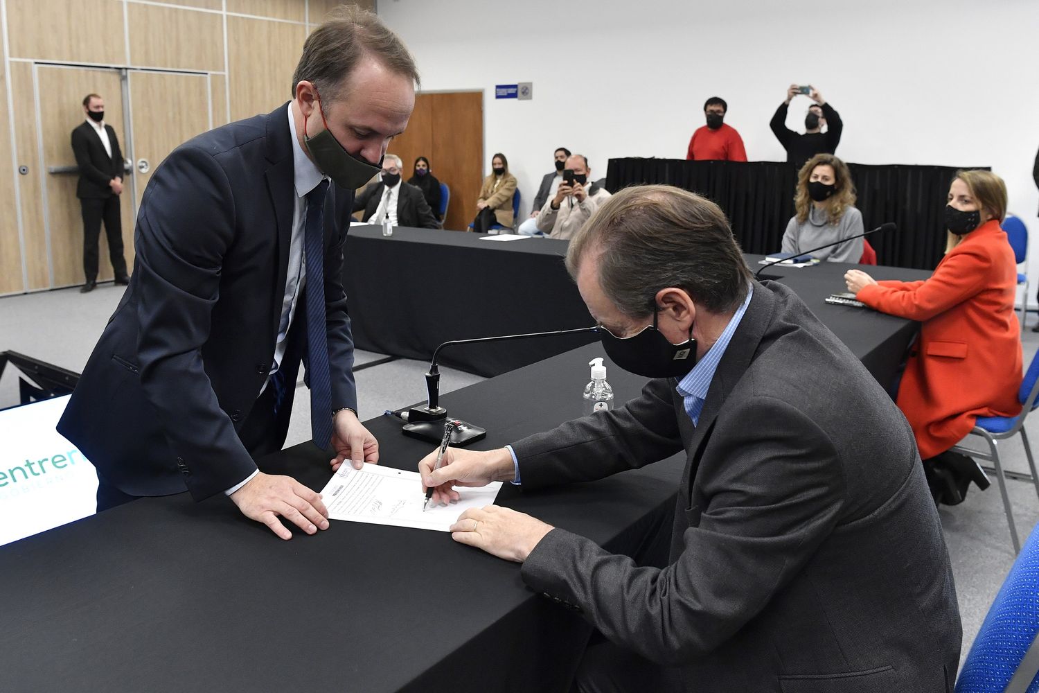 Bordet firmó el contrato para la ampliación y reparación de la Escuela Pablo Haedo