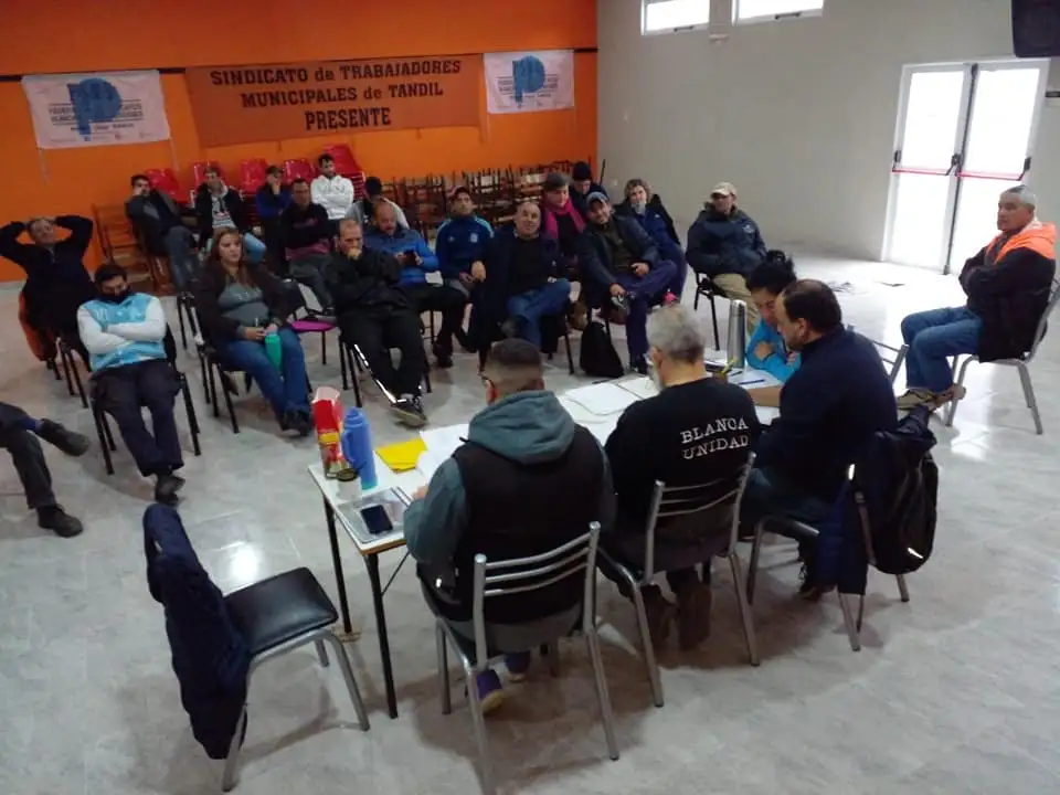 En una reñida votación, los municipales aceptaron el 40 por ciento de aumento salarial