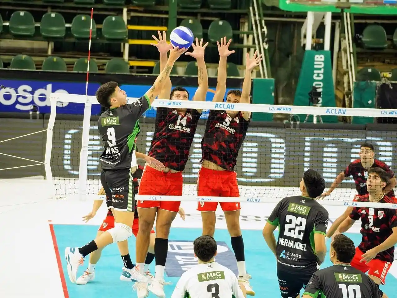 Comenzó el tour 5 con victoria
de River y Acosta como figura