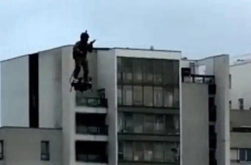 El futuro llegó: los militares franceses ya usan «patinetas voladoras»