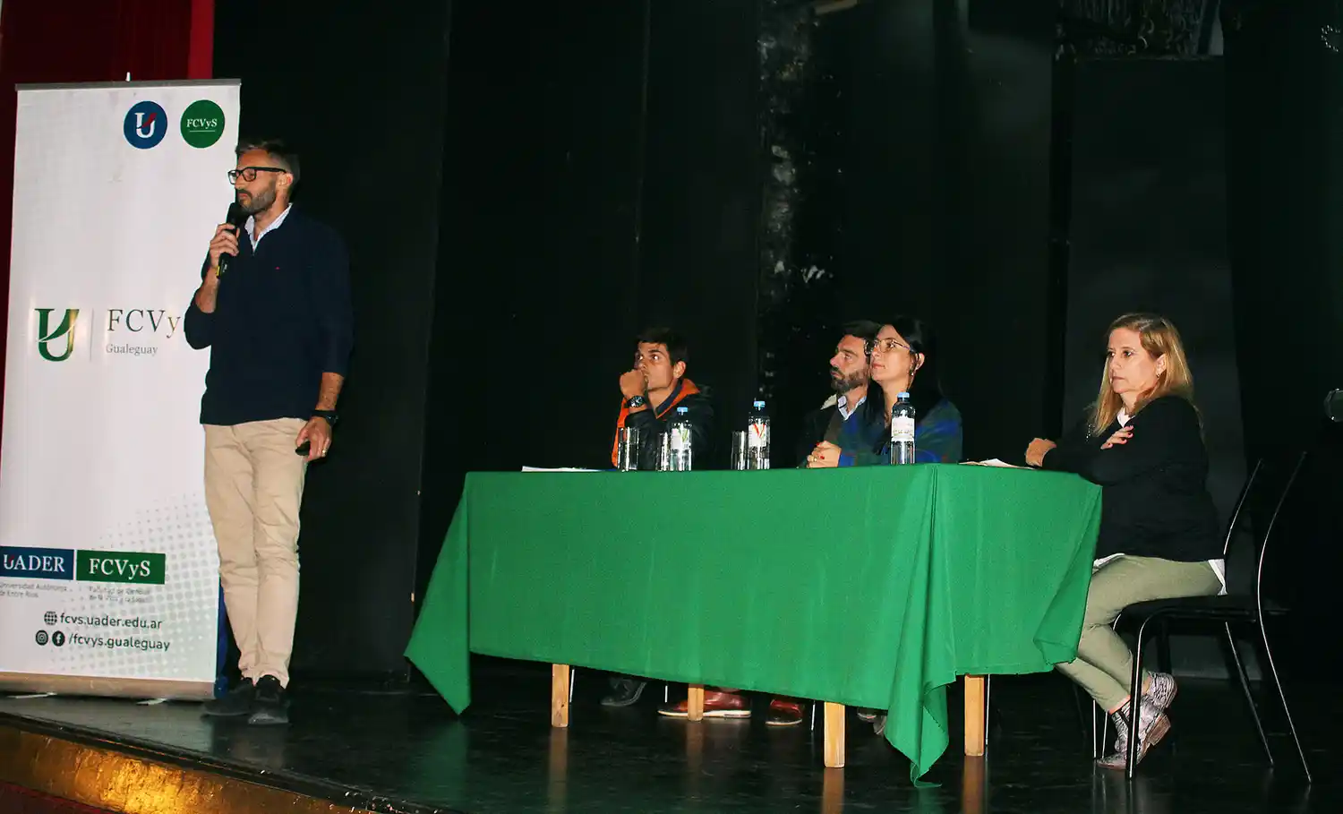 El panel estuvo integrado por docentes y directivos de la casa de estudios.