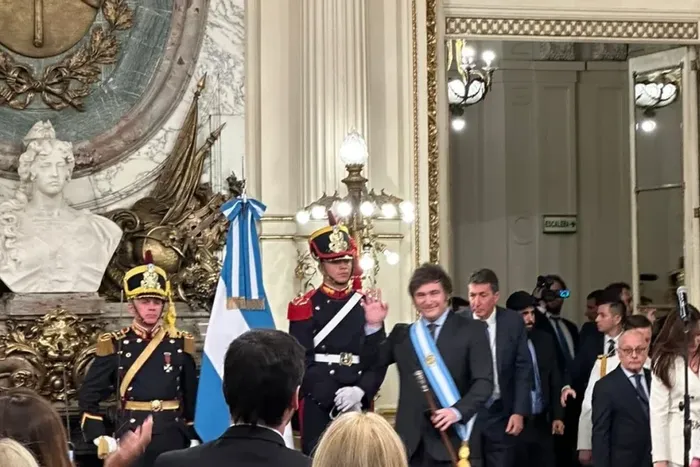 Milei le tomó juramento a sus ministros en el Salón Blanco de Casa de Gobierno.