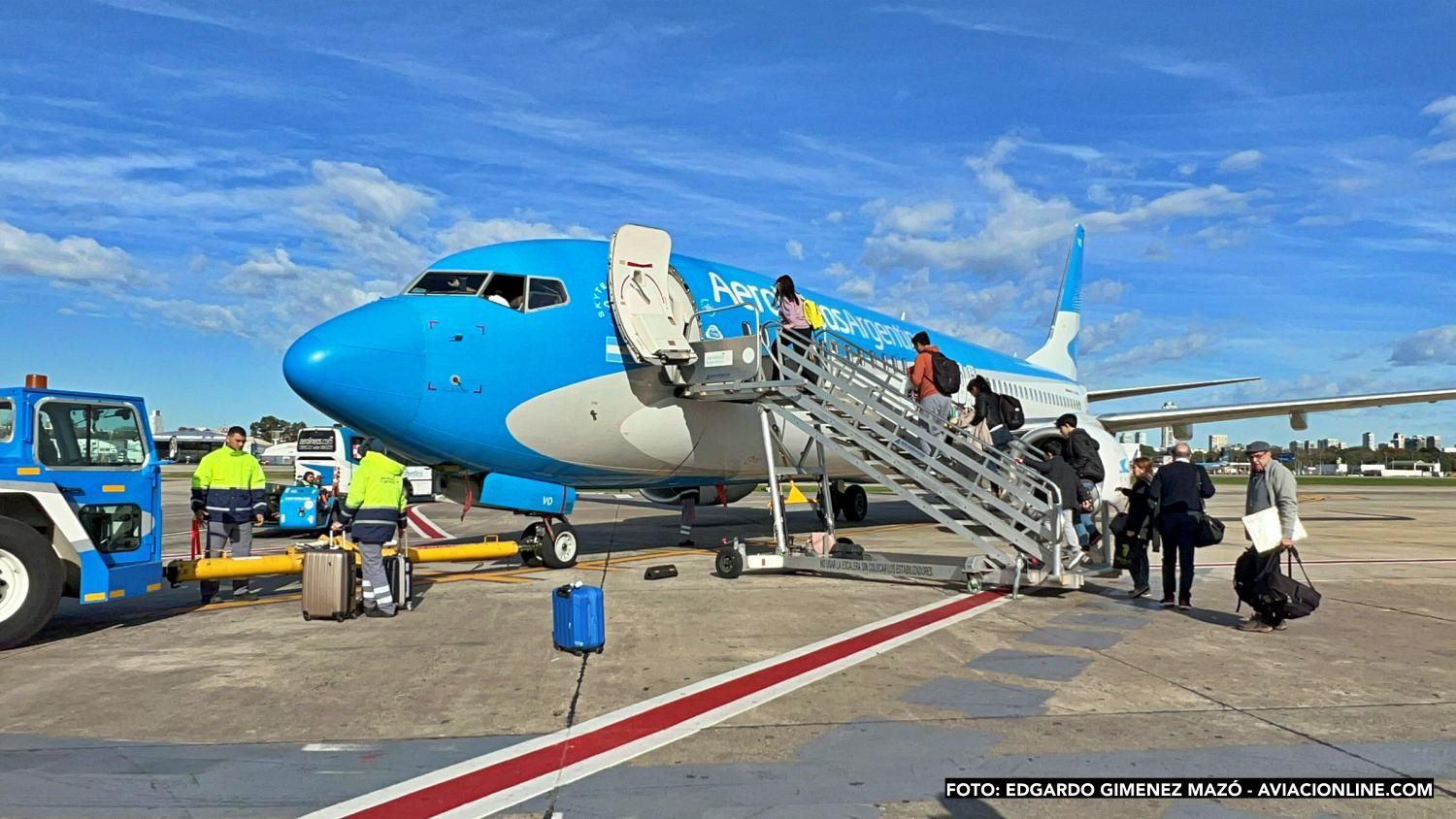 Pasajeros abordando un Boeing 737-800 de Aerolíneas Argentinas en el Aeroparque Jorge Newbery de Buenos Aires
