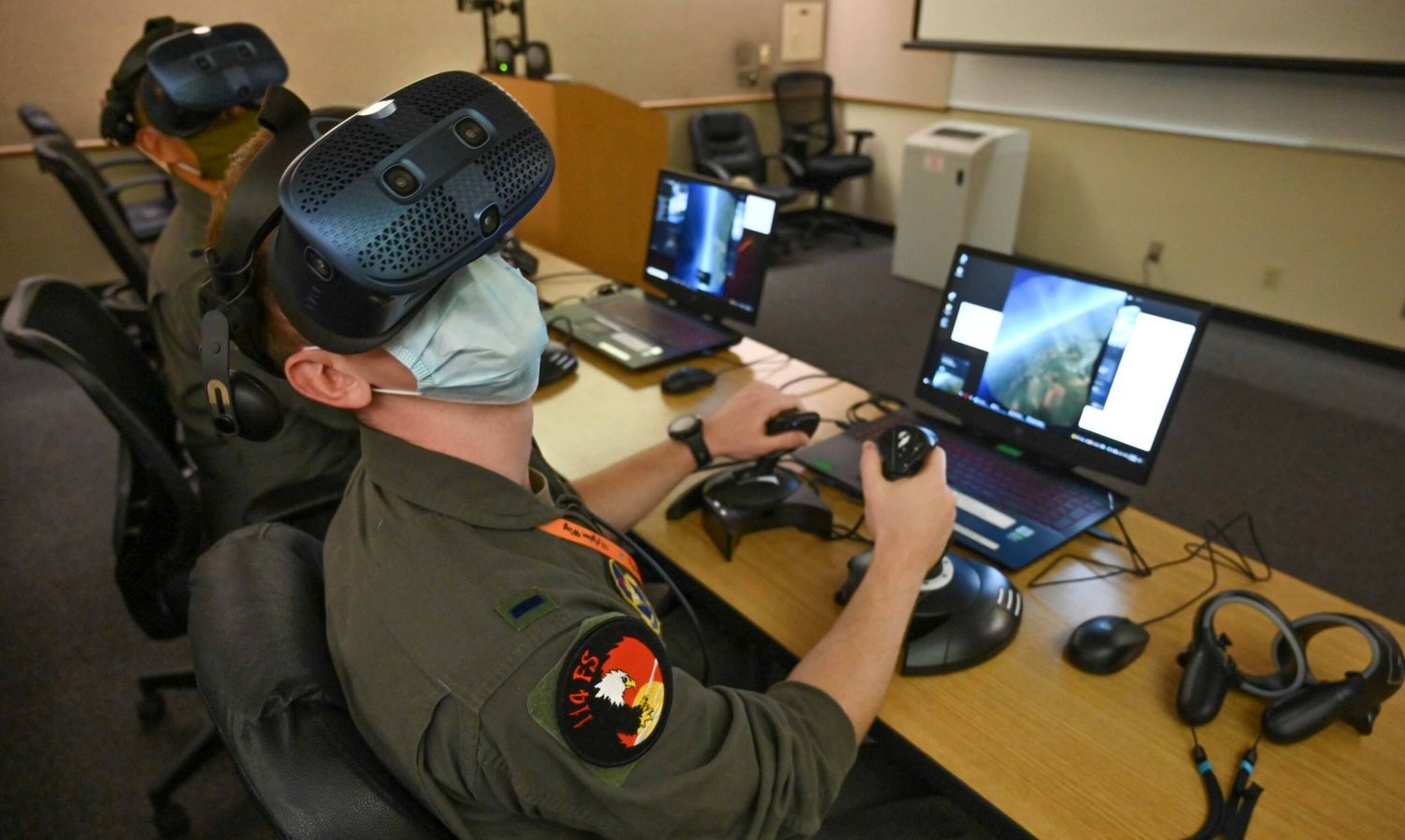 Los futuros pilotos de F-15 de la USAF se entrenan en realidad virtual