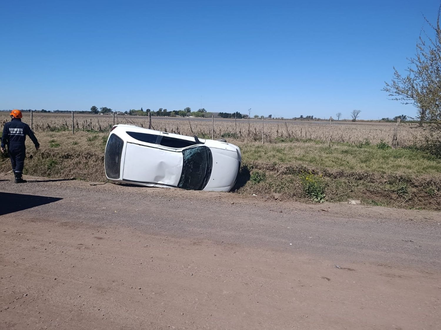 El auto terminó lateralizado en una cuneta.