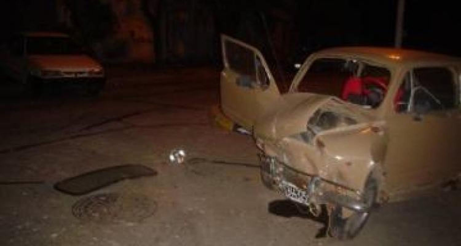 Robó un auto, chocó y huyó herido
