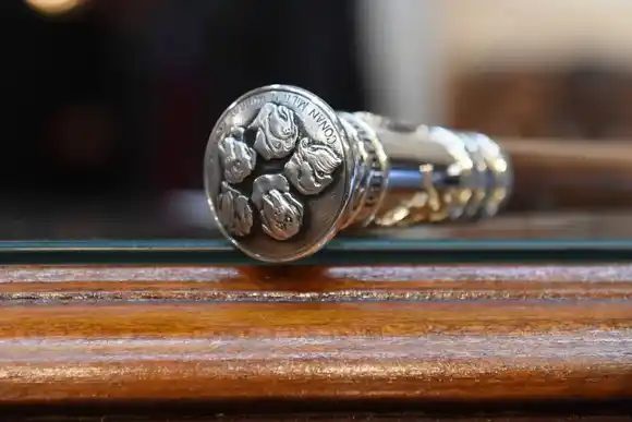 El bastón presidencial de Milei lleva tallados a sus cinco perros