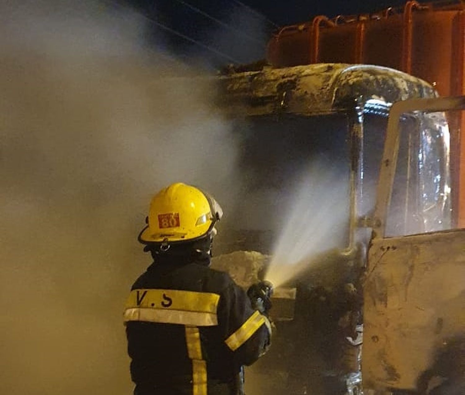 Ruta 9 y 191: Se incendió la cabina de un camión que transportaba cerdos