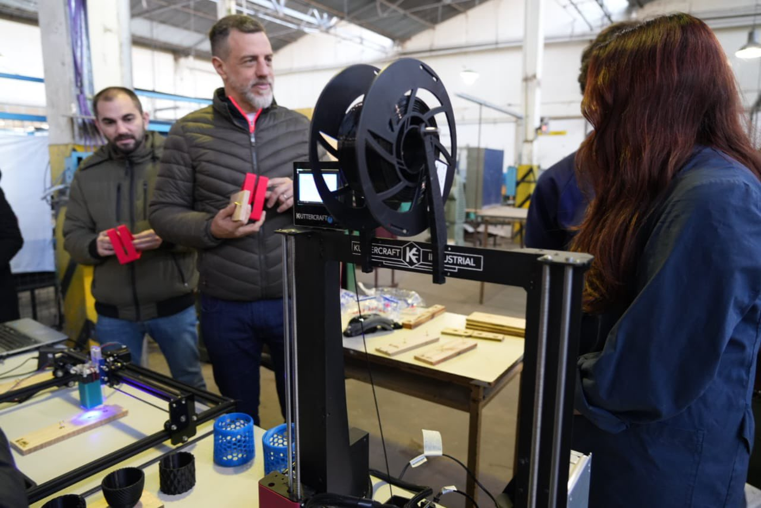 Kravetz entregó equipamiento en escuelas de Lanús: “Con Grindetti nuestra prioridad es que los chicos tengan todo para estudiar “