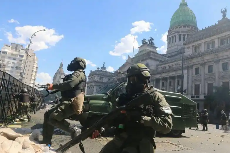 La lista de 30 detenidos durante la represión en las afueras del Congreso