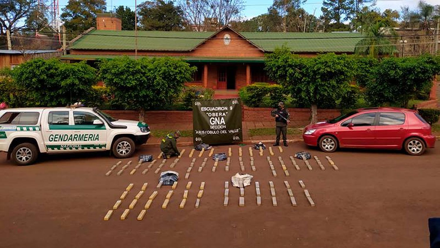 Abandonaron un auto con un cargamento de 130 kilos de marihuana