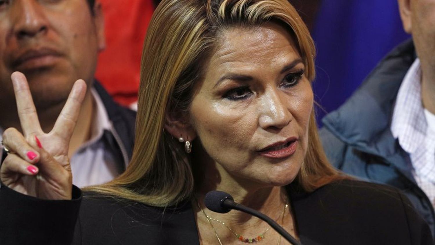 Áñez, opositora de Morales, asumió la presidencia de Bolivia