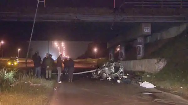 Mueren dos delincuentes al caer de un puente cuando eran perseguidos por la policía