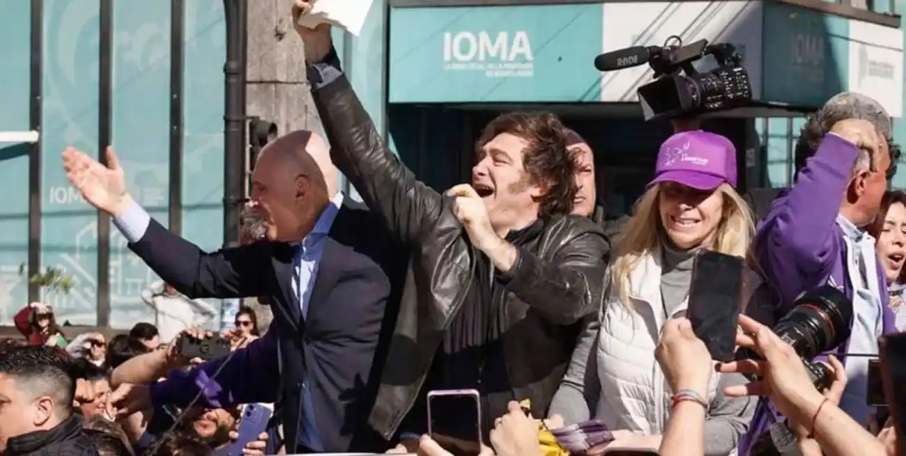 Cierre de campaña de La Libertad Avanza en el partido de Moreno. José Luis Espert junto a Javier y Karina Milei.