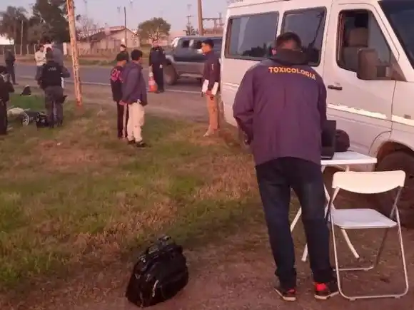 En un control vehicular, detienen a un hombre por tenencia de drogas