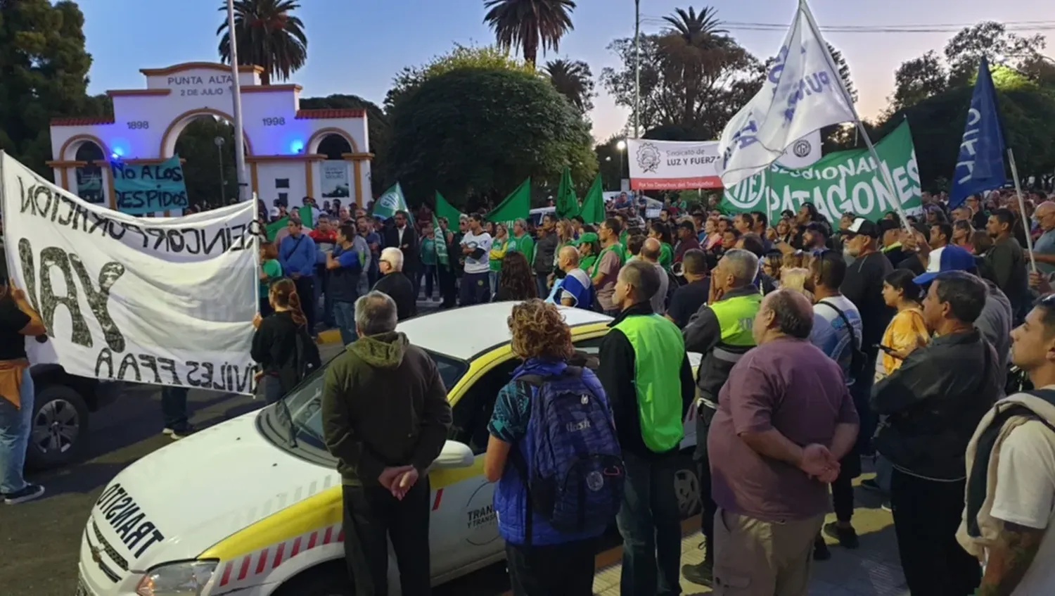 En Punta Alta echaron a 70 trabajadores de la Armada y el pueblo se movilizó, desde el intendente hasta el cura párroco