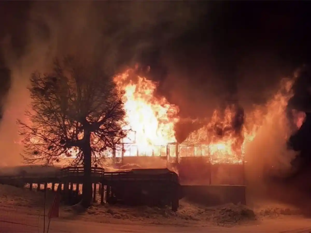 En plena temporada, se incendió la emblemática confitería del cerro Chapelco
