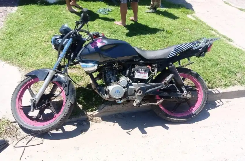 Golpeó a una mujer con un arma para robarle la moto y los vecinos lo retuvieron