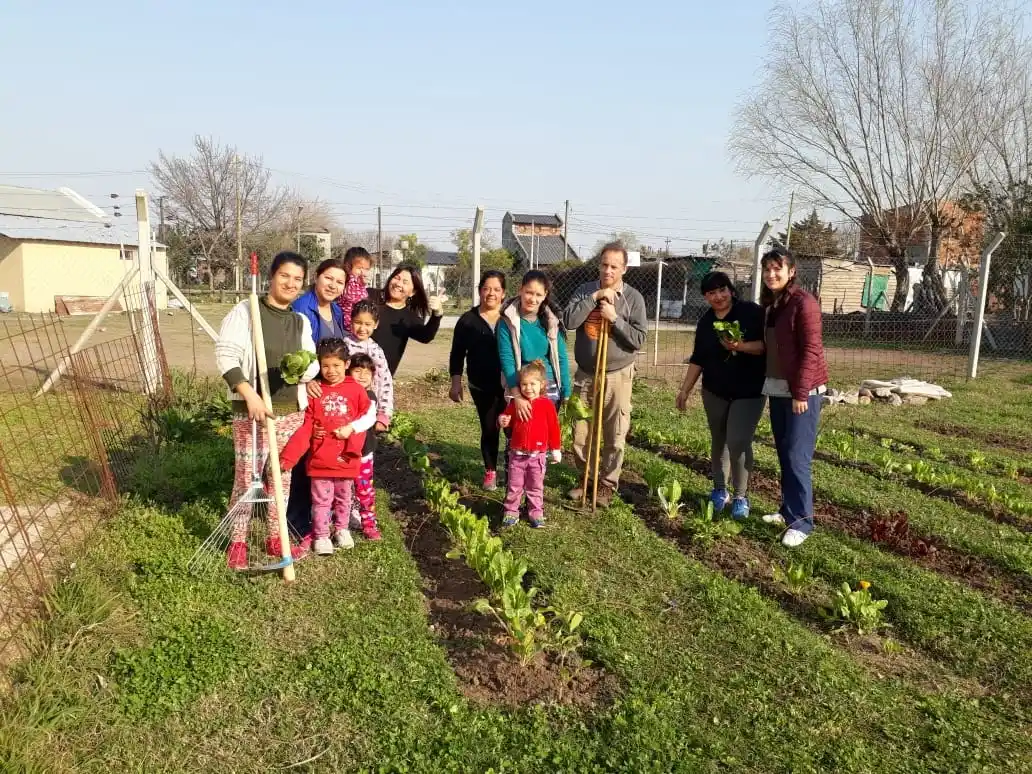 Diez mujeres realizan trabajos de huerta para vender y consumir lo que cosechan