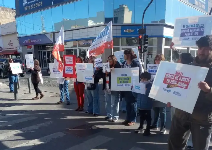 En Tandil, los docentes realizaron un "semaforazo" como forma de protesta.