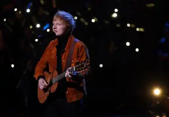 Ed Sheeran da positivo para COVID-19
