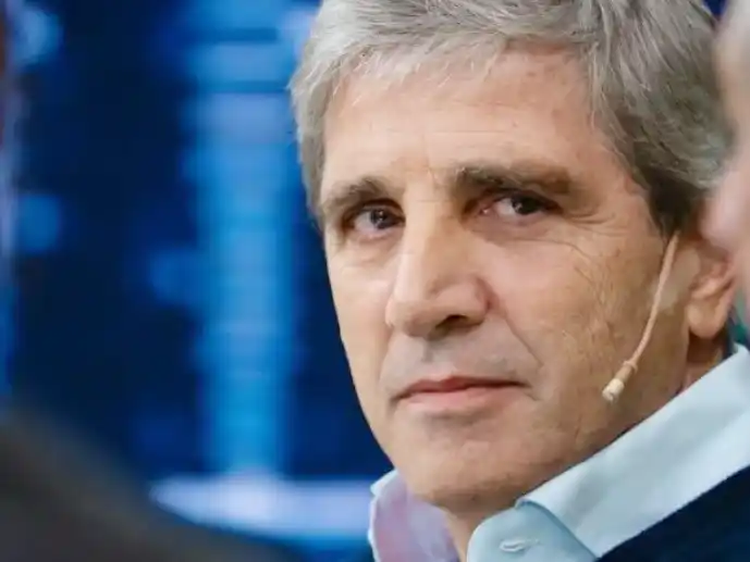 El ministro Caputo habló del futuro del dólar y admitió que podría haber ajustes en las bandas