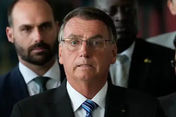 Allanaron la casa de Bolsonaro en una causa por datos falsos sobre vacunas contra el Covid