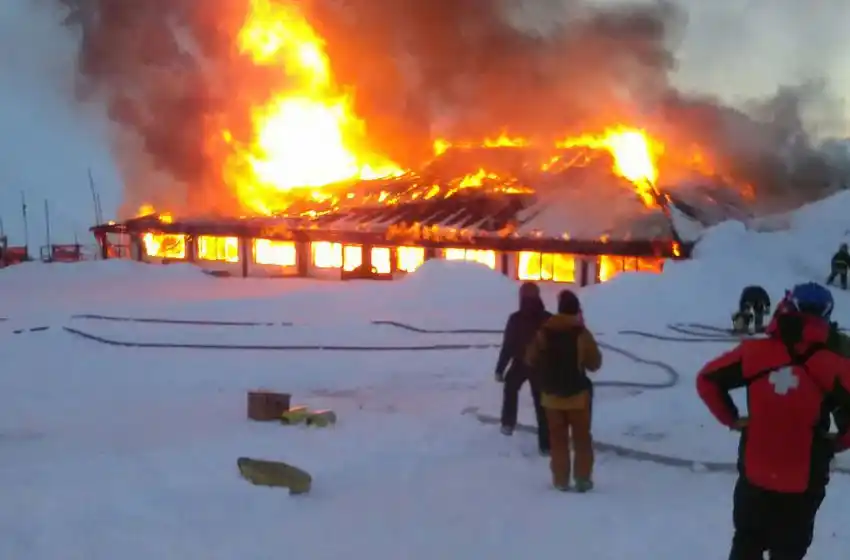 Imágenes impresionantes: la confitería de un centro de esquí ardió en llamas