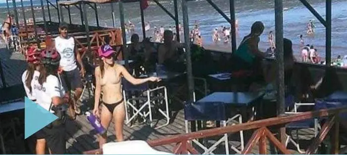 Hizo topless en la playa: llamaron a la policía y pidieron que la echen