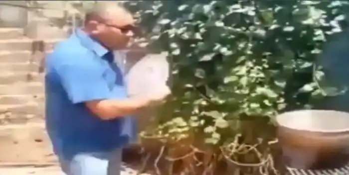 Alcalde chavista se burla de los venezolanos mientras cocina a leña: “Hay que aceptar nuestra realidad”