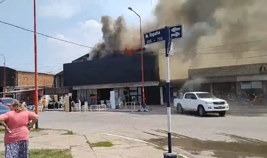 Impresionante incendio en un local de eventos