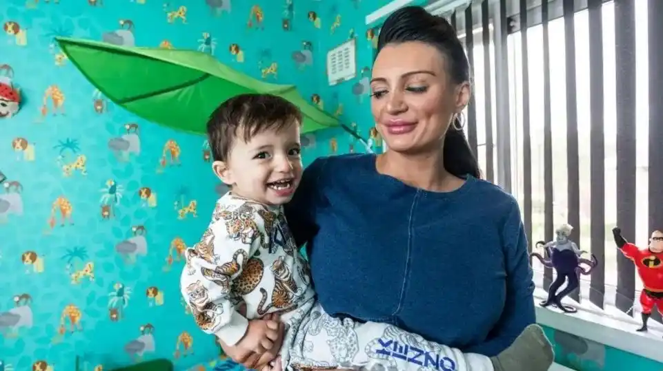 No tiene trabajo, pero cría a su hijo como millonario: baños en leche y miel, zapatos Gucci y chupetes de oro