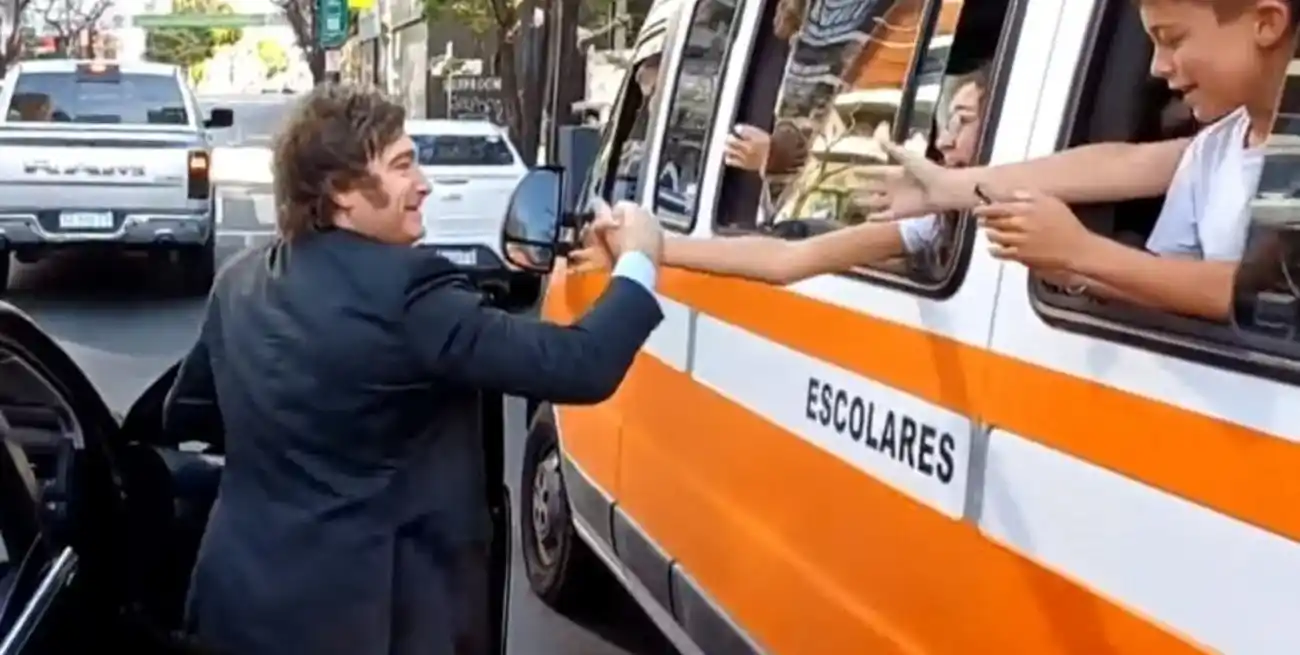 El presidente electo respondió al saludo de un grupo de escolares.